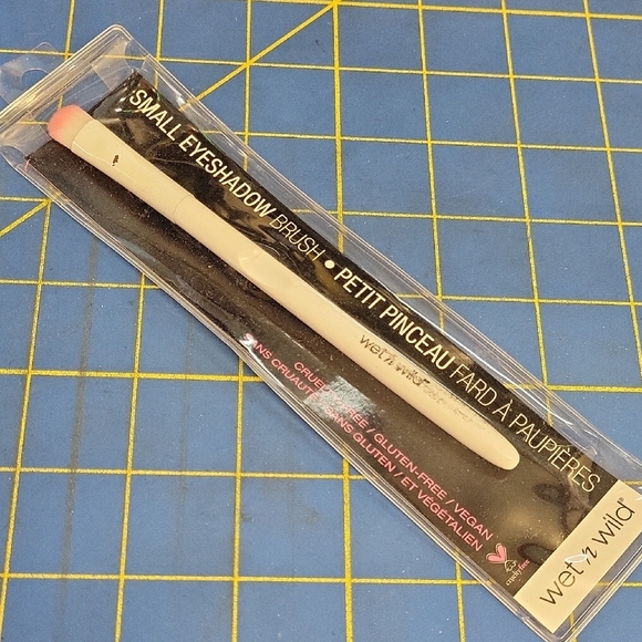 Wet n Wild Eyeshadow 6" Pink Tip Brush White Handle New In Package - Picture 1 of 2